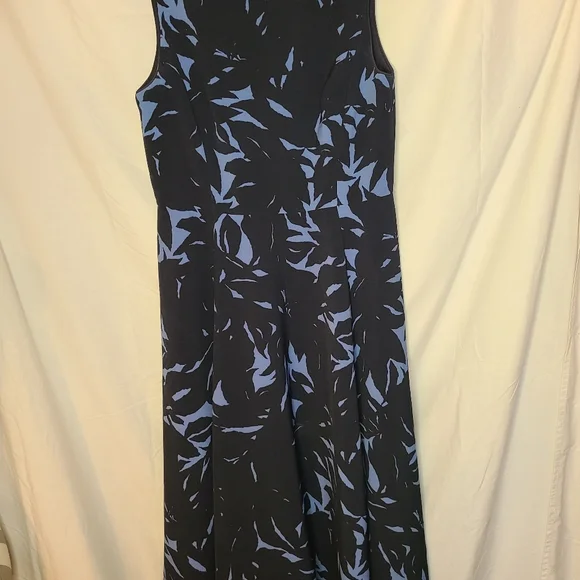 Ann Taylor navy blue & blue floral print woven fit and flare midi dress Size 6 - Picture 2 of 10